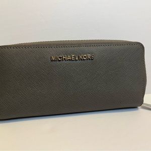 Michael Kors Large Continental Wallet Wristlet Luggage